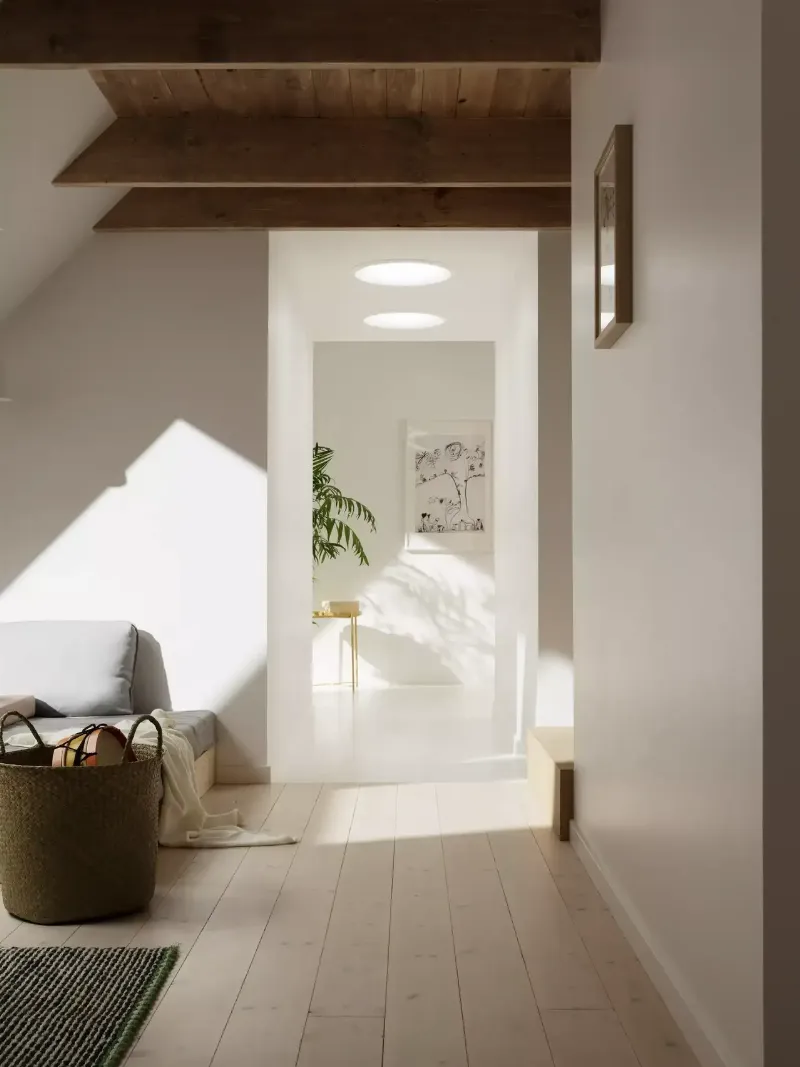 Chambre décorée avec peinture pastel et accents naturels, reflétant l'élégance française et la sérénité.