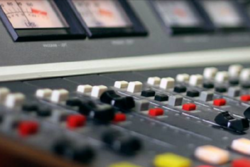 Synthétiseurs vintage et équipements de studio de musique des années 80, symbolisant l'évolution sonore de la chanson des années 70 et 80.