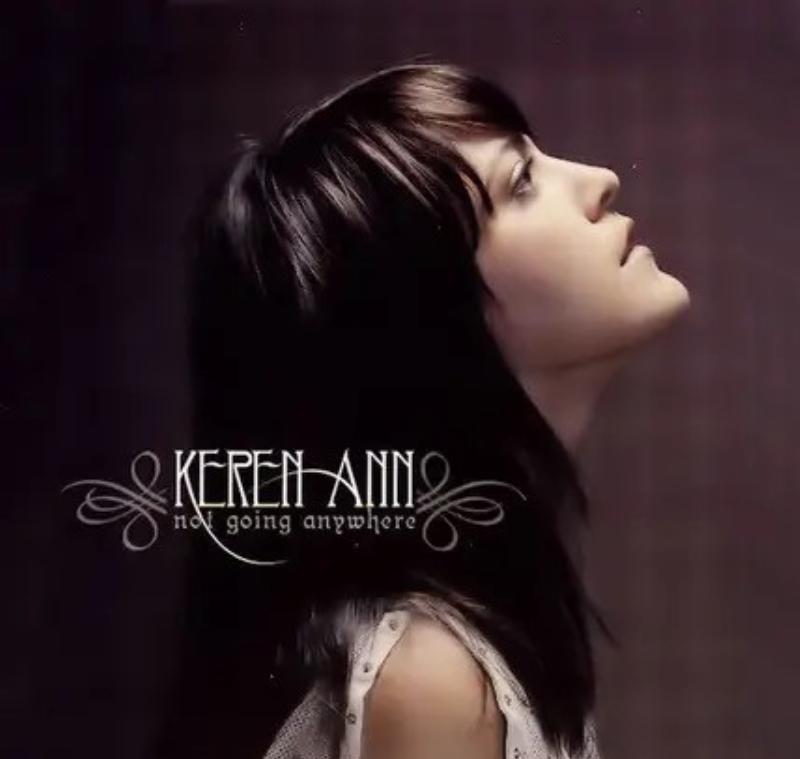 Une artiste contemporaine française capturant l'essence de la chanson française moderne avec des paroles profondes