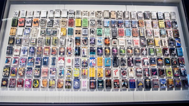 Évolution du chant français sur les ondes radio, des pionniers aux stars actuelles, illustrant la diversité musicale.