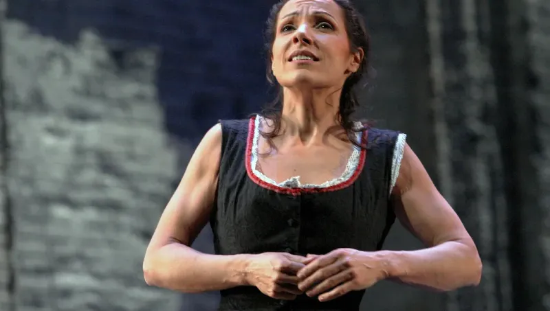 Une chanteuse d'opéra internationale interprétant une mélodie française sur scène, rayonnant d'émotion