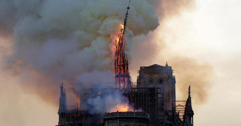 Le chantier de reconstruction de Notre-Dame de Paris, avec des échafaudages géants entourant la toiture en cours de restauration