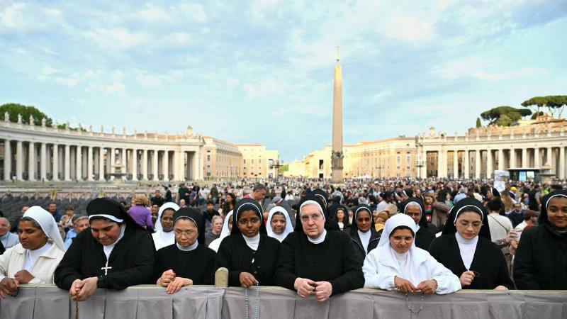 Un ancien chapelet Notre-Dame de Paris sur un livre de prières français, ambiance solennelle et historique