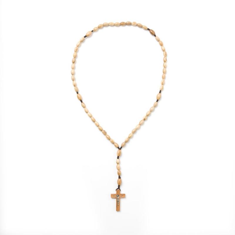 Un ancien chapelet Notre-Dame de Paris illuminé, symbole de tradition et d'espoir français