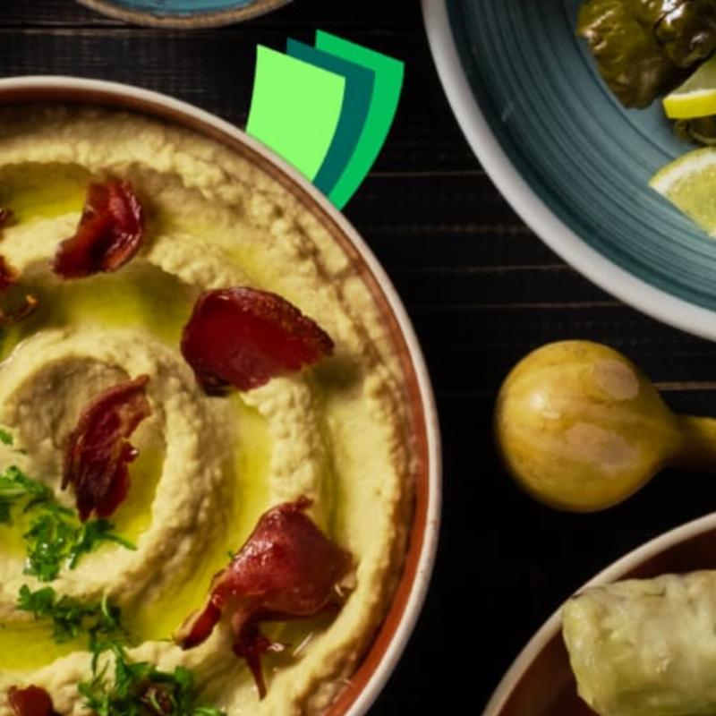 Une planche de charcuterie française variée avec différents types de lard et saucissons, présentée élégamment