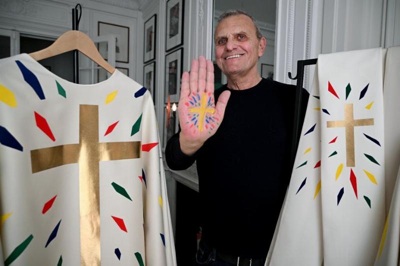 Chasuble Castelbajac à Notre-Dame de Paris, avec ses couleurs primaires et son design moderne