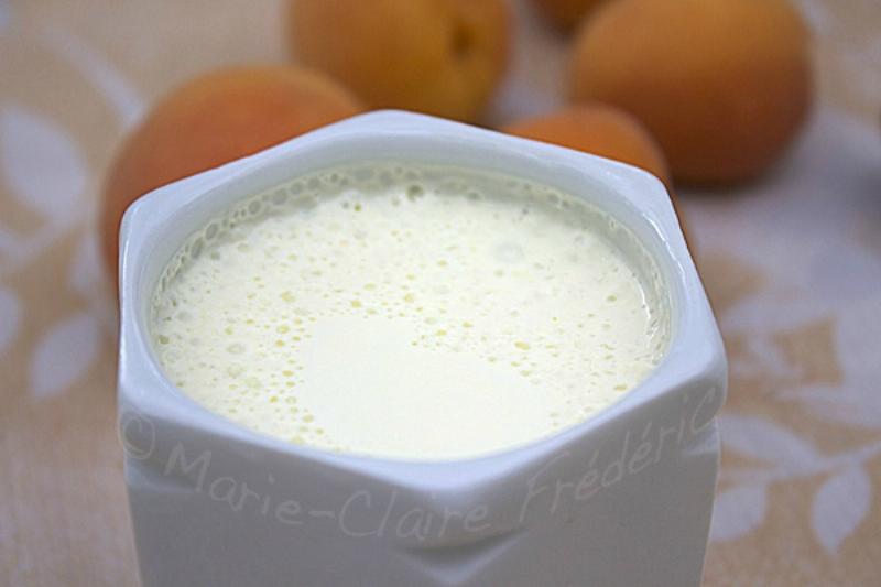 Une nature morte française avec un chat endormi à côté d'une assiette de fromage et d'un verre de vin