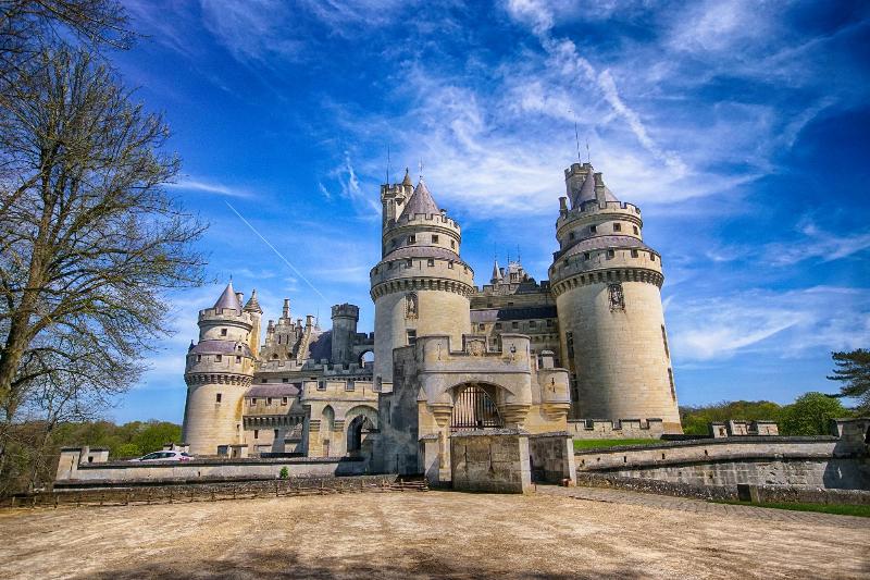 Le château gothique de Pierrefonds en France, un chef-d'œuvre de l'architecture médiévale et de la restauration romantique.