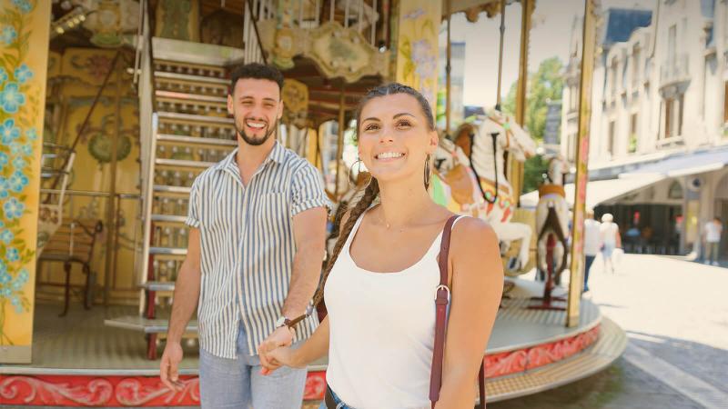Vue intérieure d'une grande salle voûtée d'un château gothique en France, montrant des détails architecturaux fins et la grandeur de l'espace.