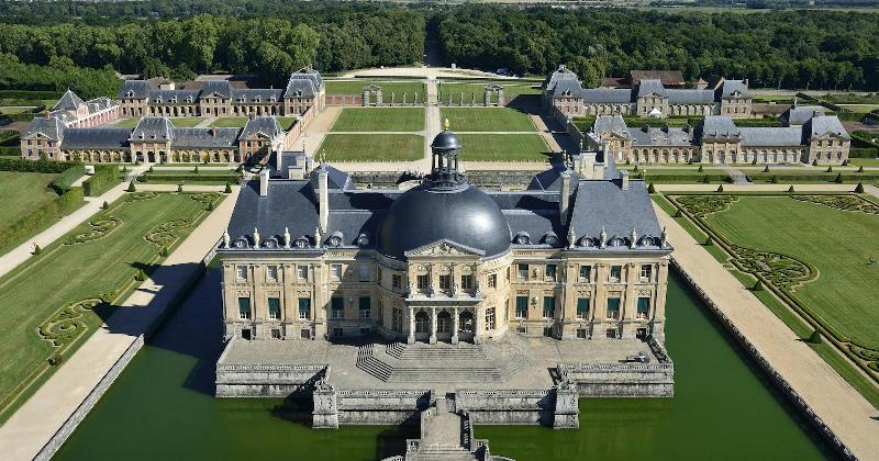 Vue de la façade de l'Airelles Château de Versailles Le Grand Contrôle, symbole de l'élégance française et de l'histoire royale