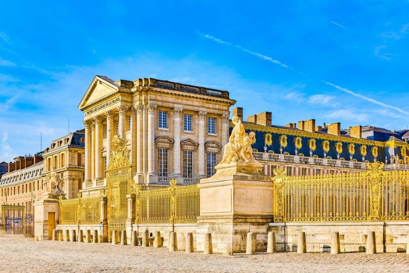 La grandeur architecturale du Château de Versailles, symbole de la monarchie française et de l'art de vivre à la française