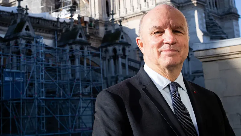 Le chef de chantier de Notre-Dame de Paris coordonnant les équipes et les opérations de restauration sur le site historique de la cathédrale