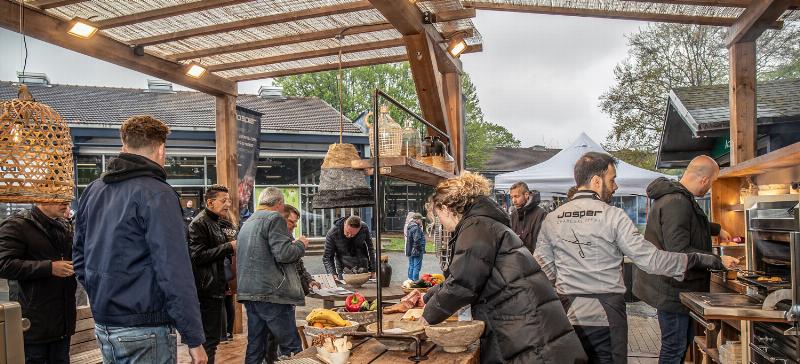 Un chef passionné de L'Art et la Manière en pleine création, mettant en valeur des produits frais d'Auvergne dans sa cuisine.