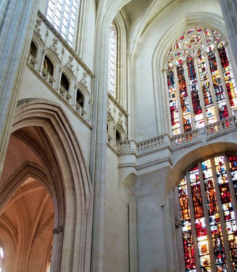 Chef d'orchestre dirigeant un chœur et un orchestre pendant un concert de Noël dans une église historique