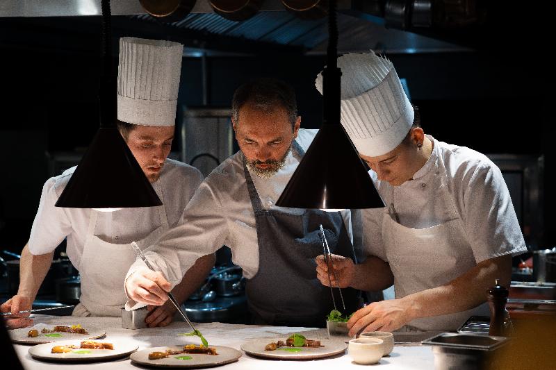 Chef auvergnat préparant un plat gastronomique, produits locaux pour meilleurs restaurants clermont ferrand