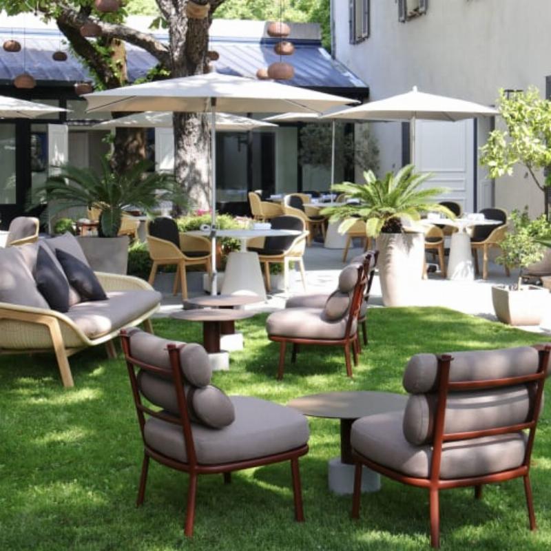 Un chef français passionné et concentré préparant un plat sophistiqué dans une cuisine de restaurant, illustrant l'Art de Vivre culinaire.