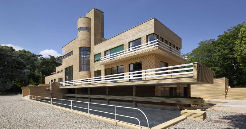 Chefs-d'œuvre du modernisme en France, des villas emblématiques aux cités radieuses.