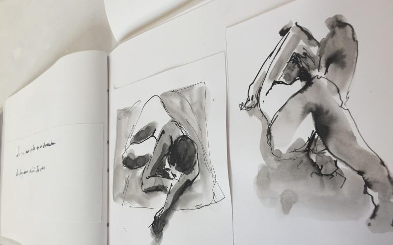 Des étudiants dans une école d'art parisienne, concentrés sur leurs toiles posées sur des chevalets