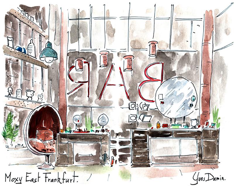 Une artiste utilisant un chevalet de peinture de table léger pour croquer le paysage parisien en plein air, avec la Tour Eiffel en arrière-plan.