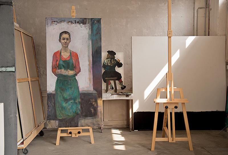 Un élégant chevalet de peinture de table en bois posé sur un bureau, avec une toile prête à être peinte dans un atelier d'artiste lumineux.