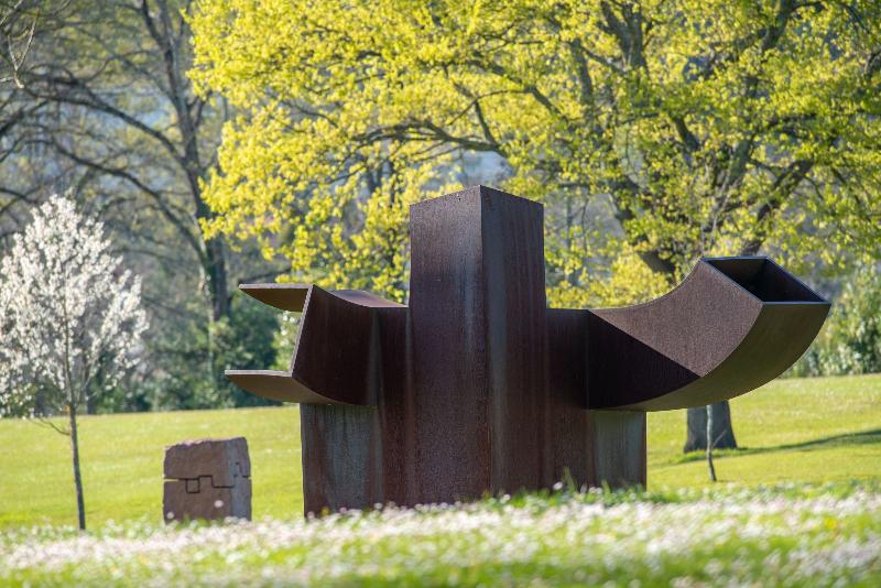 Intérieur d'un centre d'art présentant des sculptures en pierre et métal d'Eduardo Chillida