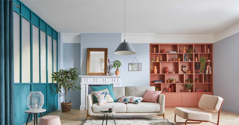 Un chimiste dans un laboratoire moderne, étudiant des pigments pour une marque de peinture française, symbolisant l'innovation et la recherche de nouvelles formules respectueuses de l'environnement.