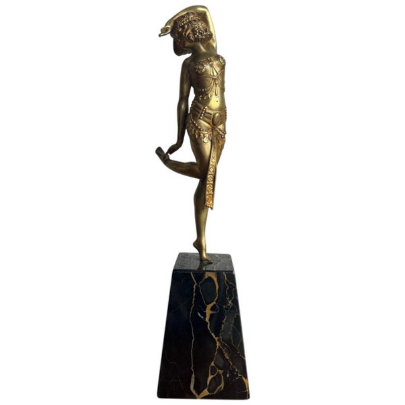 Sculpture en bronze de danseuse Art Déco par Chiparus, avec des détails élégants et une patine riche.