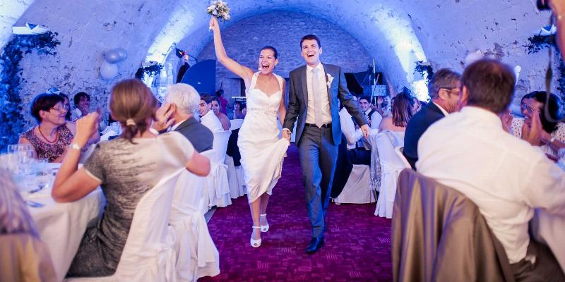 Un jeune couple marié choisit avec attention leur chanson française pour l'ouverture de bal de leur mariage, symbolisant leur décision personnelle