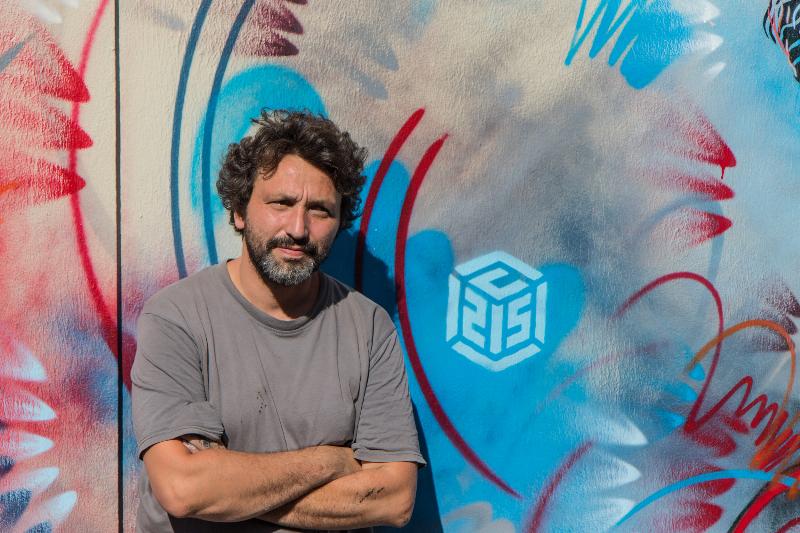 Portrait au pochoir réalisé par Christian Guémy C215 dans une rue parisienne, capturant l'âme humaine