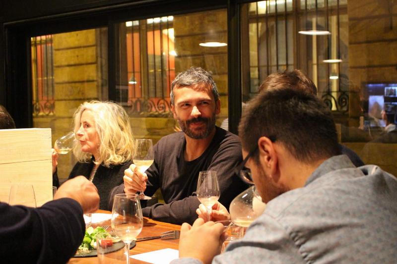 La Cité du Vin, joyau de l'architecture moderne bordelaise, reflétant la Garonne