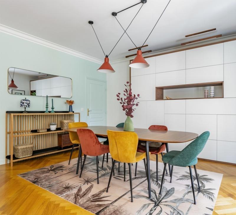 L'intérieur d'un appartement duplex de la Cité Radieuse, mettant en valeur le design fonctionnel et la lumière naturelle.