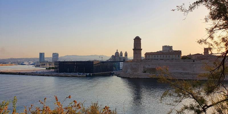 Vue extérieure de la Cité Radieuse de Le Corbusier à Marseille, un exemple d'architecture moderne iconique.