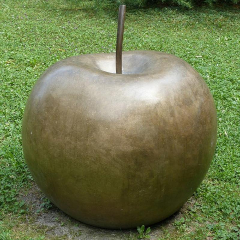 La Pomme de Claude Lalanne, oeuvre emblématique mêlant nature et surréalisme en bronze.