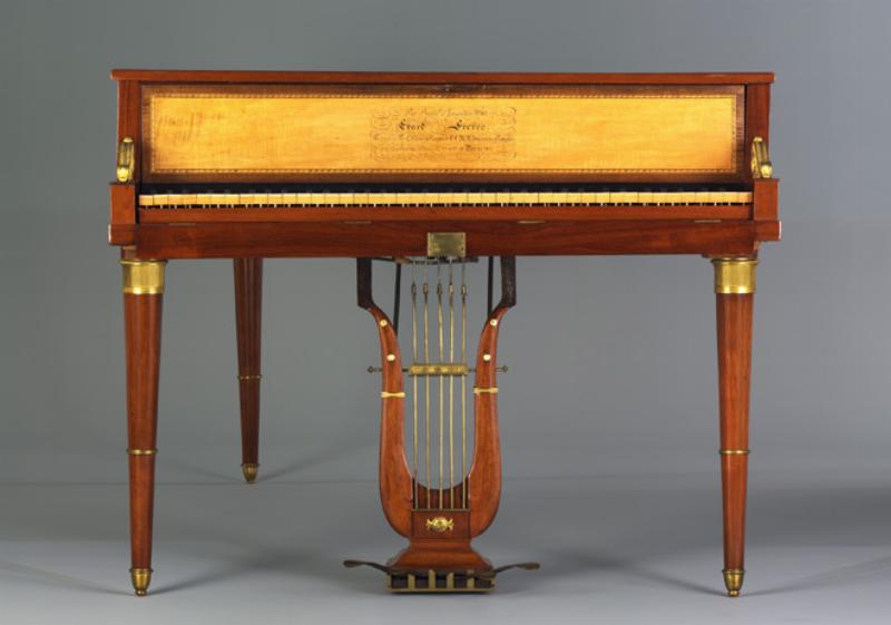 Clavicorde du 18ème siècle, illustrant son rôle dans la musique baroque française et l'évolution des instruments à clavier