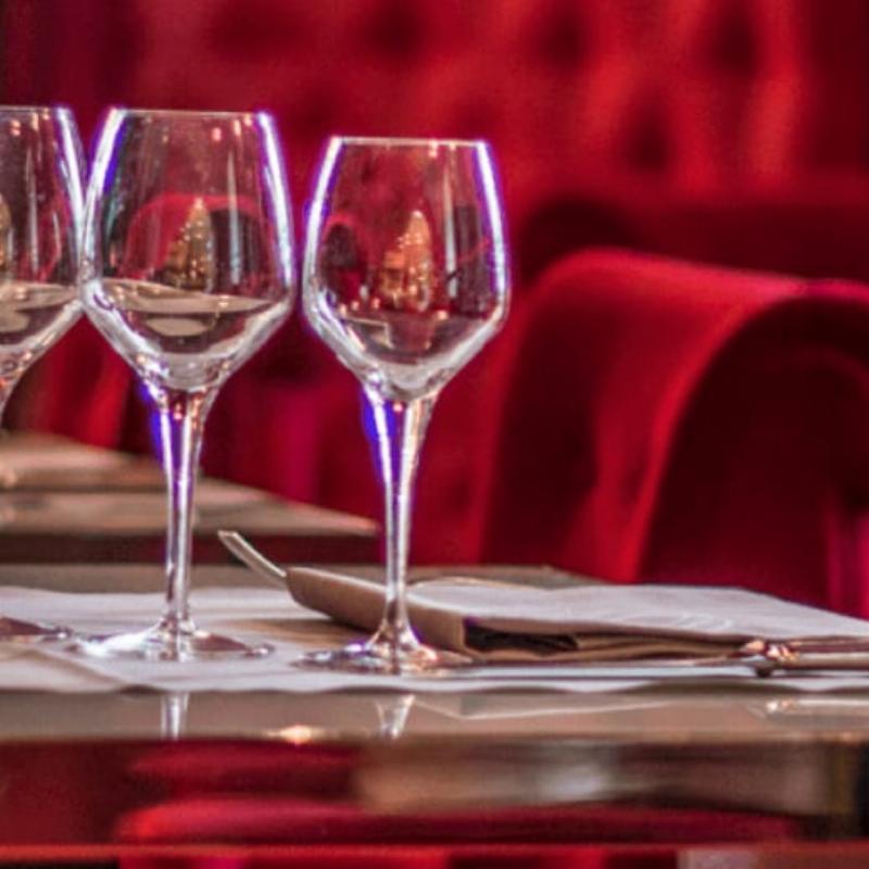Dîner romantique à Clermont-Ferrand, une table élégante avec des chandelles dans un restaurant historique.