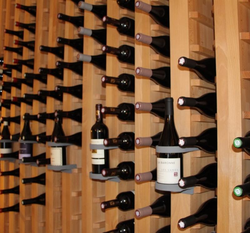 Vue animée d'une rue de Clermont-Ferrand un lundi soir avec des restaurants ouverts