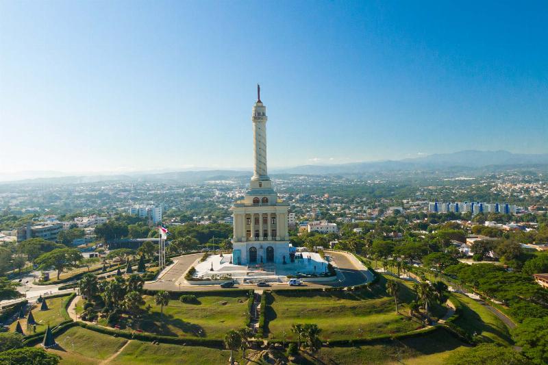 Rue animée de Clermont-Ferrand avec des façades de restaurants et terrasses, reflétant l'ambiance culinaire dynamique de la ville