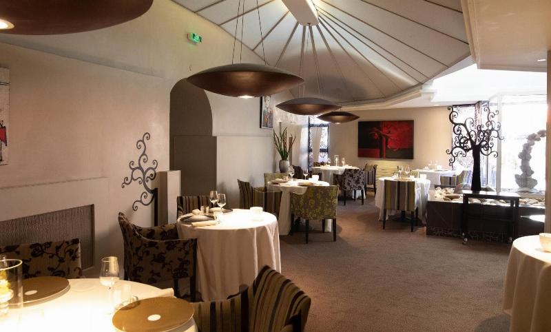 Terrasse de restaurant animée à Clermont-Ferrand avec des convives appréciant la cuisine locale