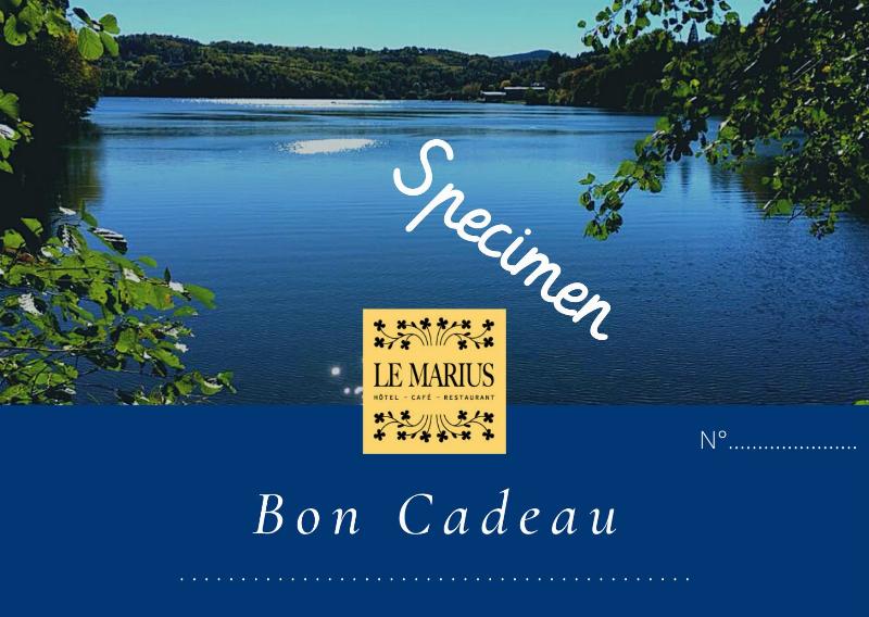 Terrasse de restaurant pleine de charme à Clermont-Ferrand avec des convives souriants