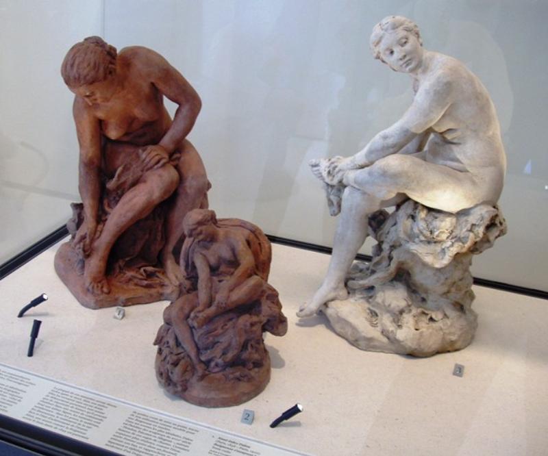 Collection de petits bronzes Dalou exposés dans une galerie d'art