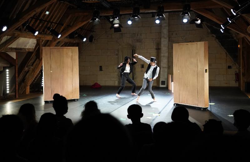 Collection de statues de vierges en bois anciennes exposées