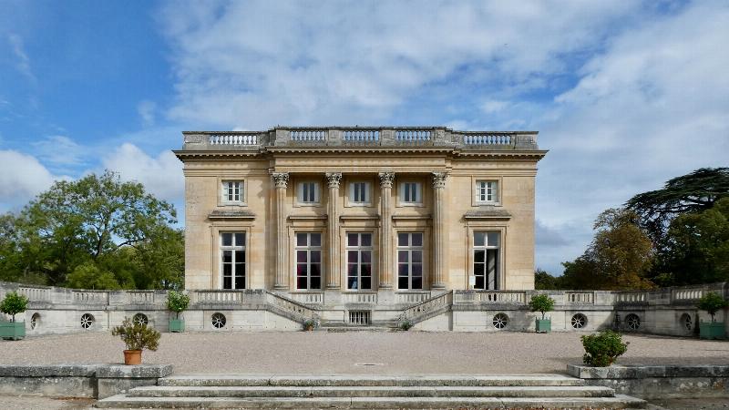 Combien de temps visiter Versailles : Le Grand Trianon, élégante résidence de marbre rose, offrant une échappée intime loin du palais principal