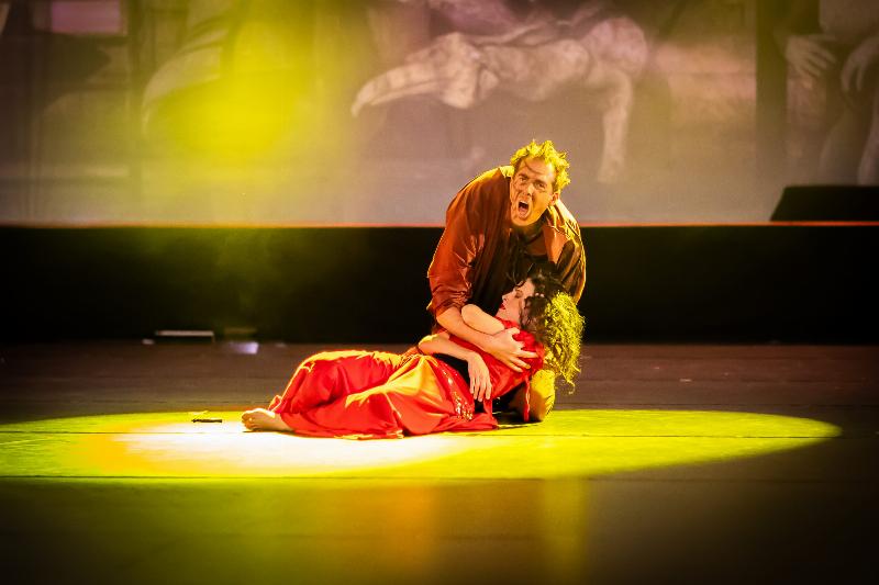 Scène emblématique de la comédie musicale Notre-Dame de Paris, avec Quasimodo et Esmeralda dans une mise en scène poignante.