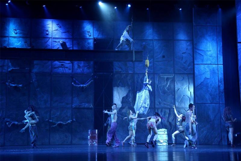 La troupe de la comédie musicale Notre-Dame de Paris sur scène