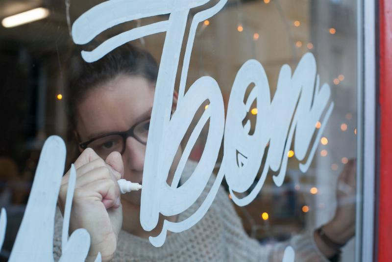 Processus de peinture vitrine magasin étape par étape pour commerçants
