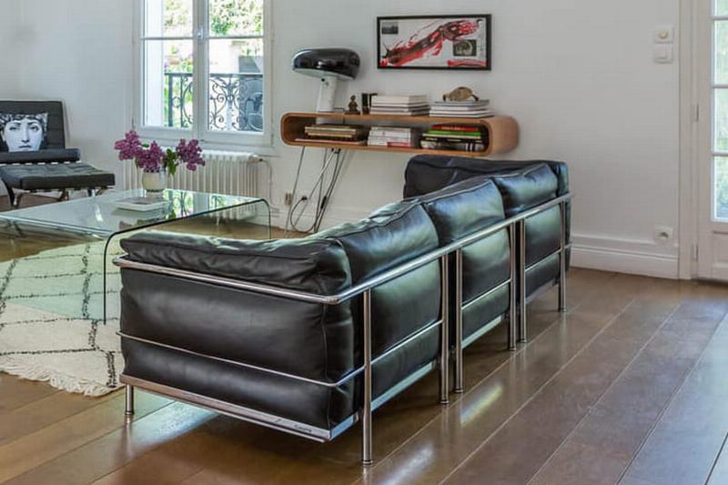 Détails pour reconnaître un fauteuil Le Corbusier authentique, signature et finitions