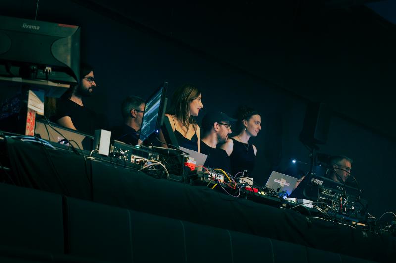 Compositeur français de musique contemporaine innovant avec de nouvelles formes sonores dans un studio moderne