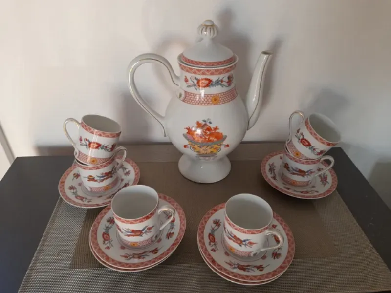 Alt text: Composition délicate de pivoines roses et blanches peintes à l'aquarelle sur papier texturé. L'œuvre met en valeur la transparence des couleurs et la légèreté des traits, évoquant la fraîcheur d'un jardin printanier.