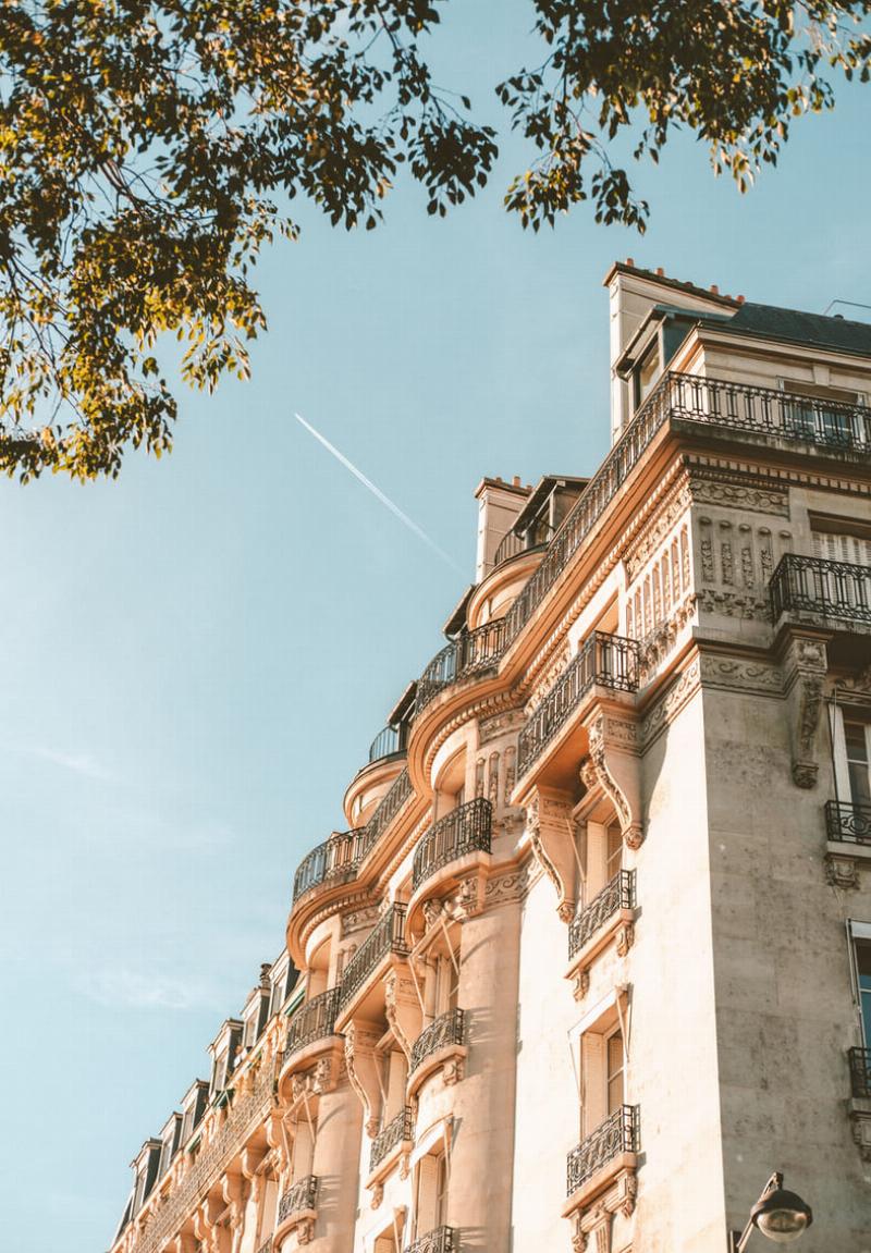 Concept architectural parisien, élégance et fonctionnalité haussmannienne