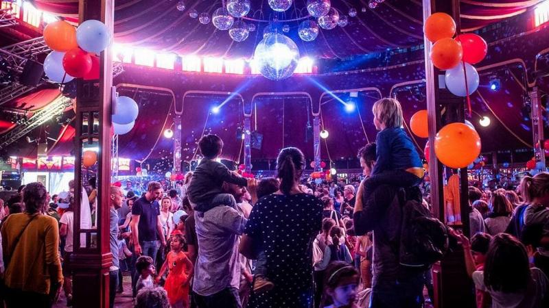 Public engagé dans un concert musique contemporaine immersif avec des projections visuelles